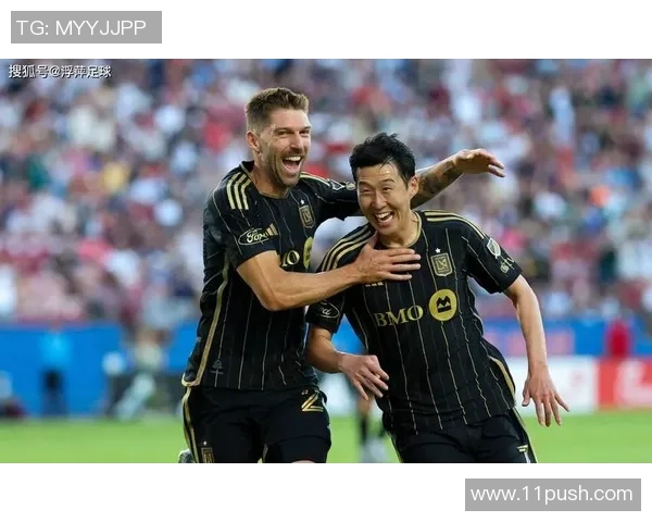 足球巨星赛场感人瞬间汇聚展现体育精神与人性温暖力量